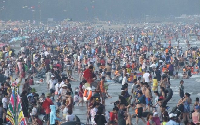 Biển người chen chân tại các khu du lịch ngày nghỉ lễ