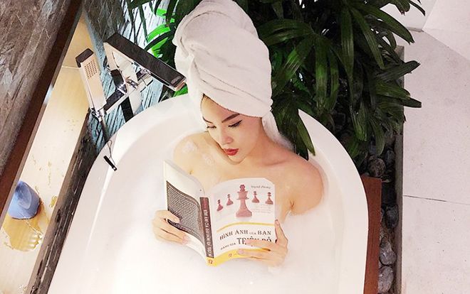 Nhìn bức hình mới nhất của Kỳ Duyên lại cứ ngỡ là Angela Phương Trinh, hai cô gái ấy ngày càng giống nhau quá rồi!