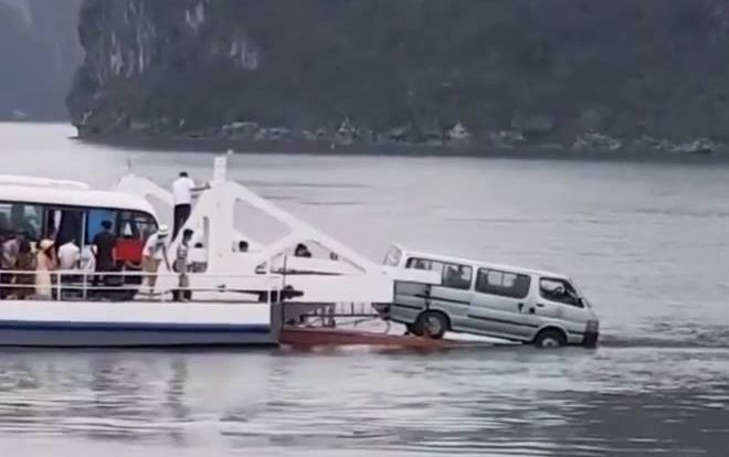 Đoàn khách hốt hoảng khi ô tô 16 chỗ trên phà đi Cát Bà suýt trôi xuống biển