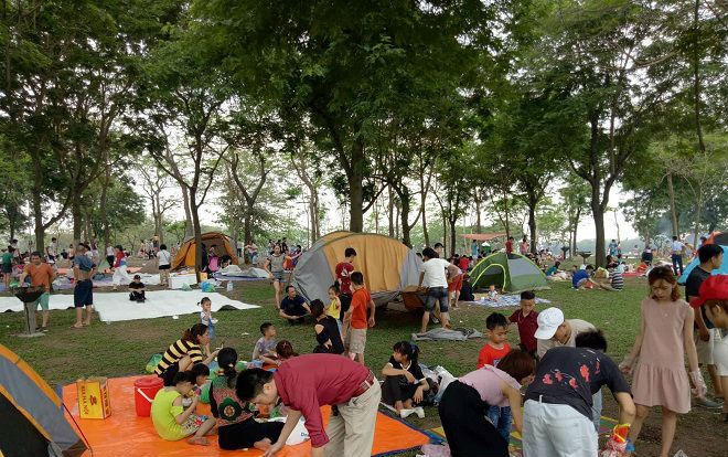 Công viên Yên Sở thu hút nhiều người đến tổ chức nướng thịt, vui chơi trong dịp Lễ 30/4 - 1/5