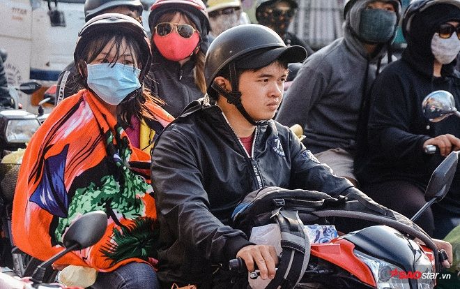 Đội nắng 40 độ, người Sài Gòn vật vã kéo về thành phố sau kì nghỉ lễ dài ngày