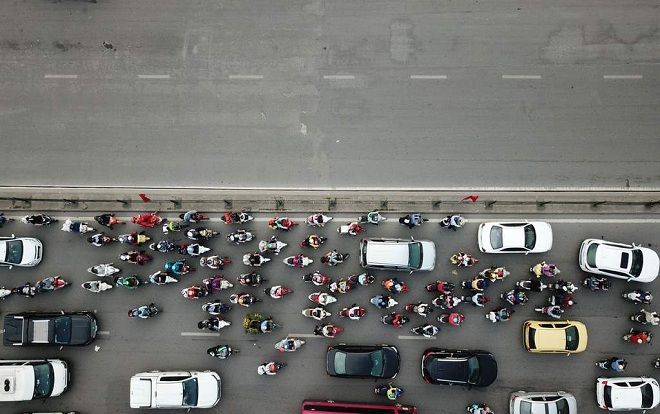 Cảnh tượng đối lập trên đường phố Hà Nội vào ngày cuối cùng kỳ nghỉ lễ 30/4 - 1/5