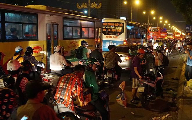 Người dân tay xách nách mang trở lại Hà Nội trong đêm sau kỳ nghỉ dài