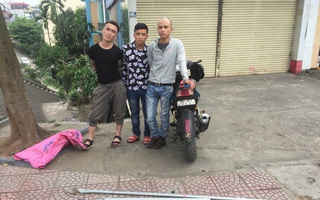 Cảnh sát quật ngã 3 đối tượng cầm mã tấu ngông nghênh lượn phố để ‘thị uy’