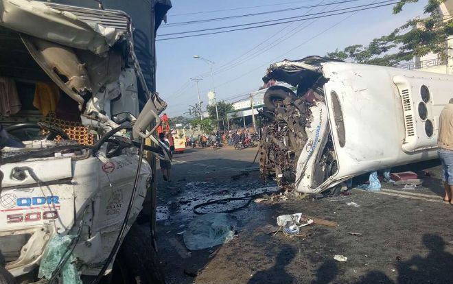 Xe khách đấu đầu xe tải, 11 người thương vong