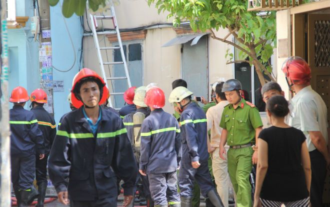 Cháy căn nhà trong hẻm khói đen bốc cao hàng chục mét, người dân một phen hỗn loạn