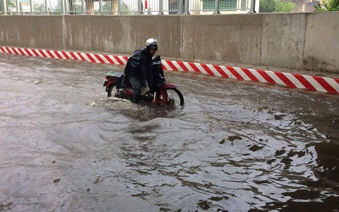 Chỉ sau một trận mưa đầu mùa, hầm chui mới xây dựng ở Sài Gòn đã hóa thành sông suối