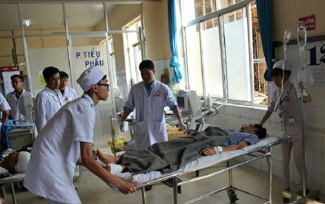 Vụ xe khách đấu đầu xe tải khiến 15 người thương vong: 'Sau tiếng rầm lớn tôi ngất lịm đi, tỉnh dậy thấy mình đang ở viện'