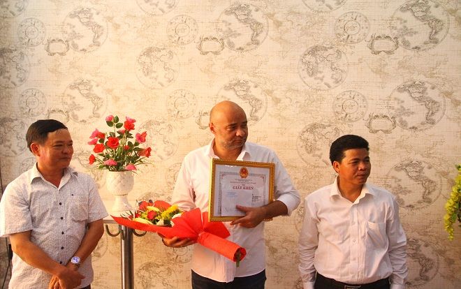 Tặng bằng khen du khách nước ngoài cứu 2 em nhỏ bị kẹt trong đám cháy