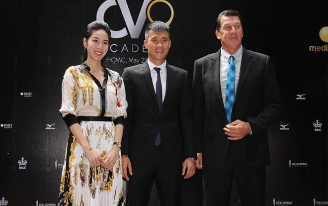 Công Vinh sánh vai cùng Thuỷ Tiên ra mắt học viện bóng đá CV9