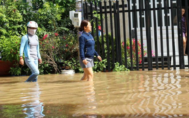 Hàng trăm hộ dân chịu cảnh ngập ngang gối cả ngày chỉ sau trận mưa đêm