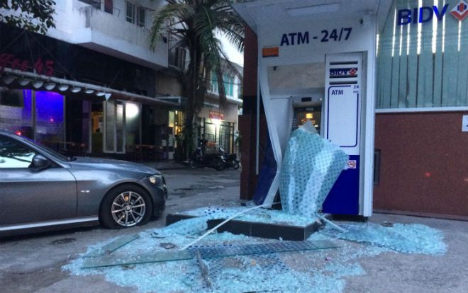 Ô tô mất lái đâm nát trụ ATM của ngân hàng BIDV