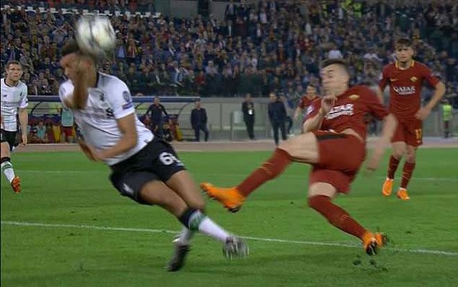 Clip: Liverpool thoát chết như thế nào nhờ trọng tài 'cướp' quả penalty của Roma