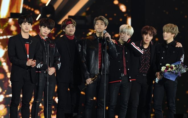 Vừa xác nhận biểu diễn tại BBMAs, BTS tiếp tục khuấy đảo lễ trao giải Tây Ban Nha