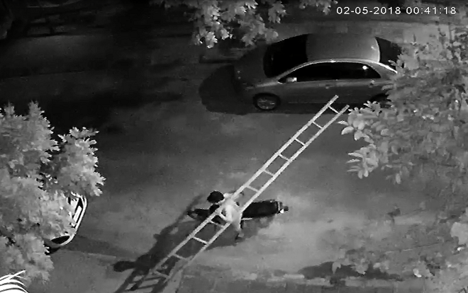 Truy tìm nam thanh niên chạy xe máy, vác thang đi ăn trộm ngay trung tâm Đà Nẵng