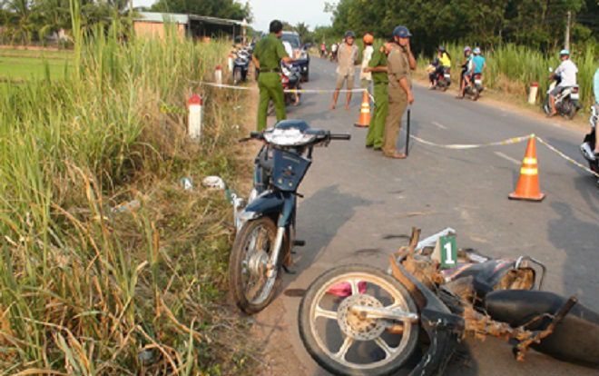 Nghi ngờ vợ có nhân tình, chồng vác dao đâm nhiều nhát khiến vợ tử vong trên đường