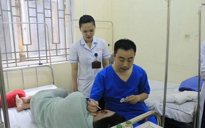 Đang nhậu với bạn, nam thanh niên bị cắn đứt vành tai phải nhập viện cấp cứu