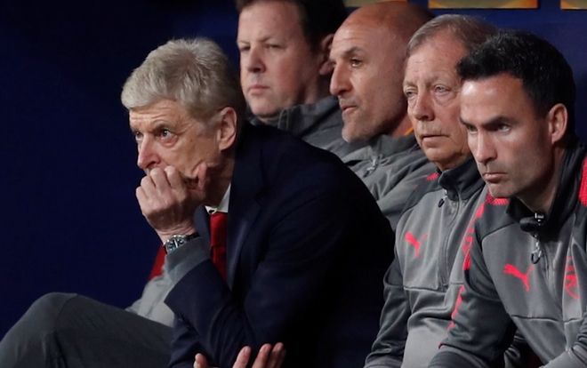 Nhìn những hình ảnh Wenger buồn tủi như thế này, liệu fan hâm mộ có chạnh lòng?