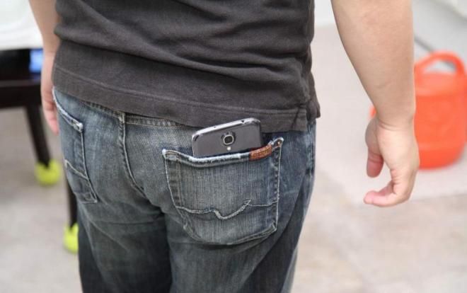Vì sao nam giới không nên để điện thoại ở túi quần?