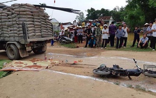 Thương tâm cháu bé 3 tuổi bị xe tải cán tử vong trên đường đến trường