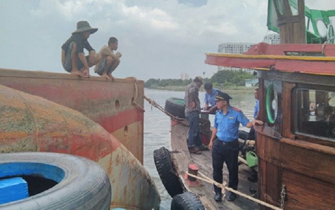 Sà lan nặng hàng nghìn tấn lật úp trên sông Sài Gòn