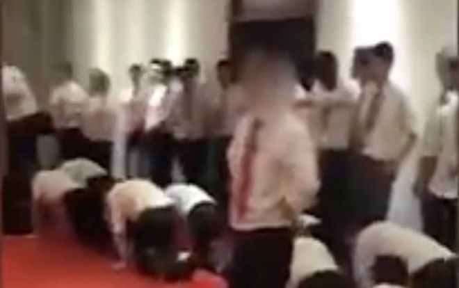 Công ty Trung Quốc bắt nhân viên bò, tát vào mặt vì kết quả kém
