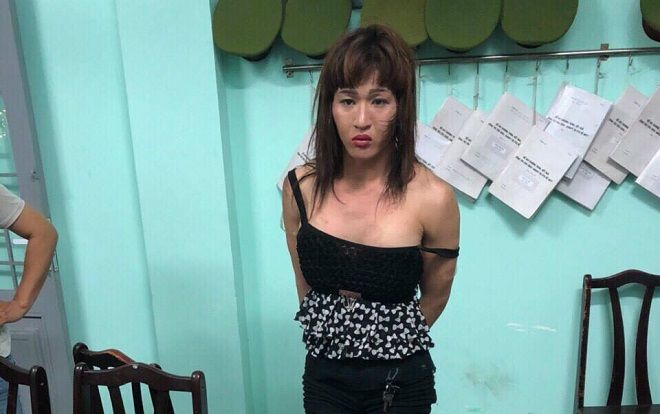 Mang lệnh truy nã vẫn tô son, đánh phấn giả gái cướp tài sản của người say xỉn