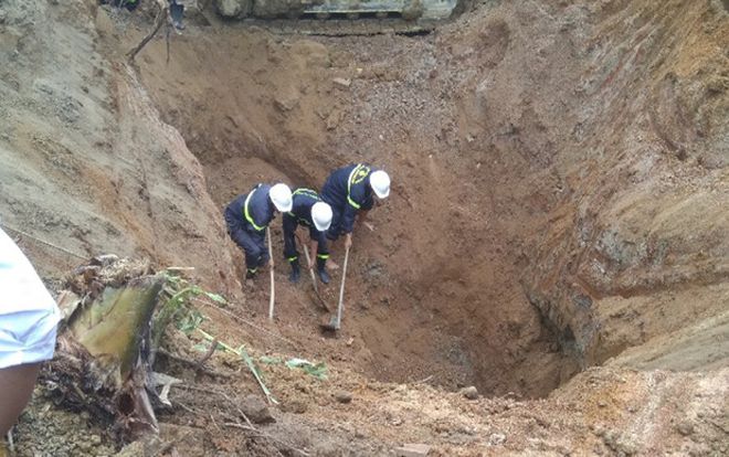 10 giờ đào bới tìm thi thể cụ ông bị vùi ở độ sâu 8m