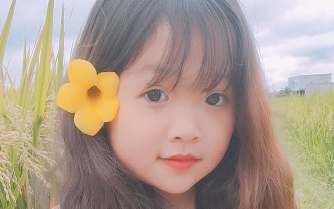 Livestream bán hàng, hotgirl xinh như thiếu nhi gây bất ngờ khi tiết lộ tuổi thật