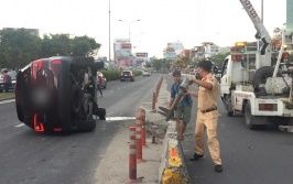 Ô tô lật ngang trước trường đại học, tài xế kêu cứu bò ra khỏi xe