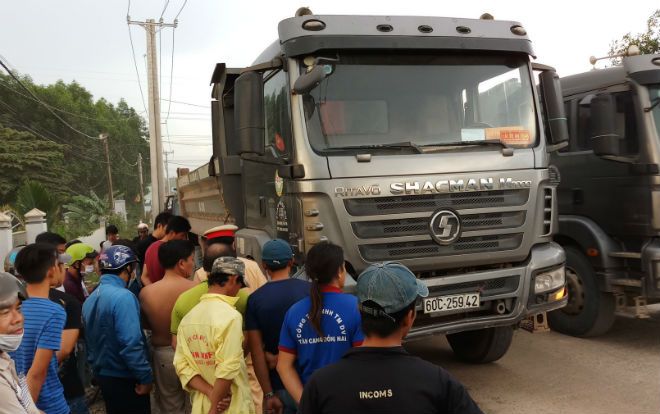 Xe ben tông 2 người thương vong rồi bỏ chạy, bị người dân truy đuổi ép quay lại hiện trường