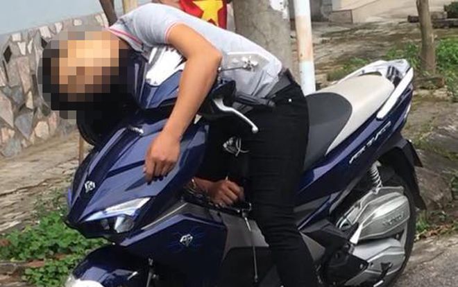 Bàng hoàng phát hiện nam thanh niên chết gục trên xe máy đỗ ven đường