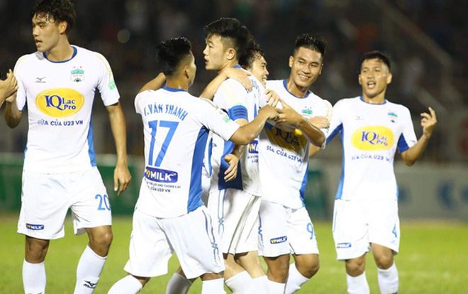 Trọng tài tưởng tượng thổi phạt 11m, HAGL bị chủ nhà giựt điểm đáng tiếc trên sân Nha Trang