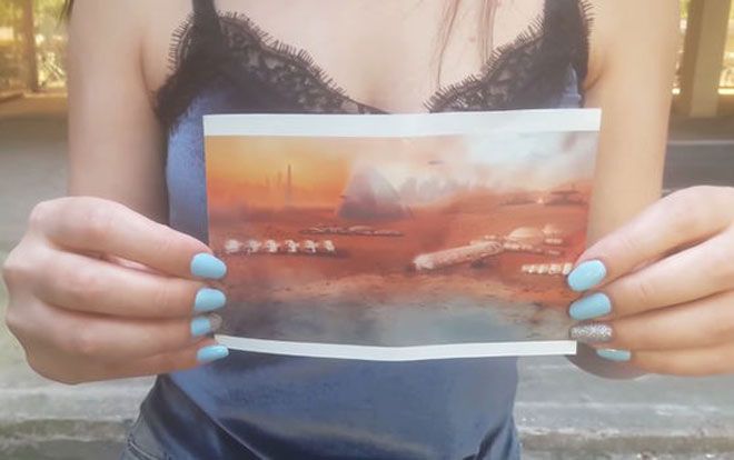 Người tự nhận lên Sao Hỏa năm 3812 khoe ảnh chứng minh