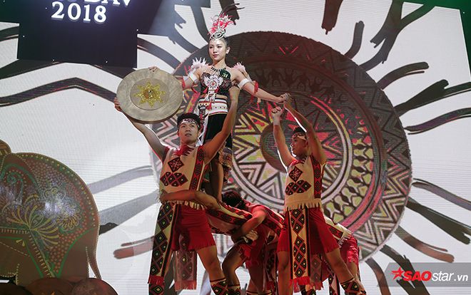 Nữ sinh Ngoại giao gây bất ngờ khi hóa thân thành hình ảnh thiếu nữ Bắc - Trung - Nam