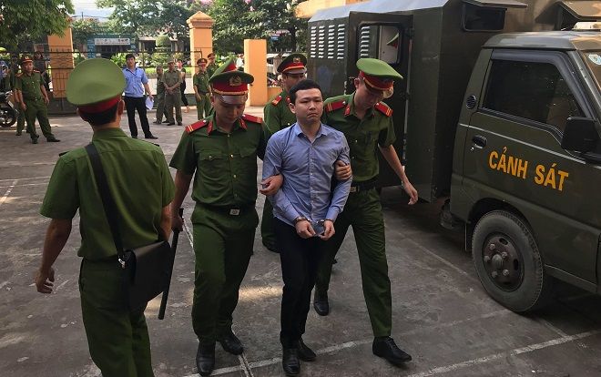 Đa số luật sư vắng mặt, phiên xử vụ tai biến chạy thận khiến 8 người tử vong tạm hoãn