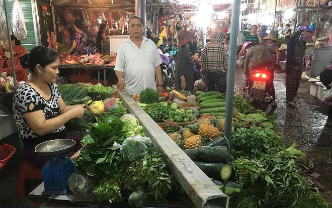 Hàng chục tiểu thương hoảng hốt bỏ chạy khi thanh sắt rơi xuống chợ