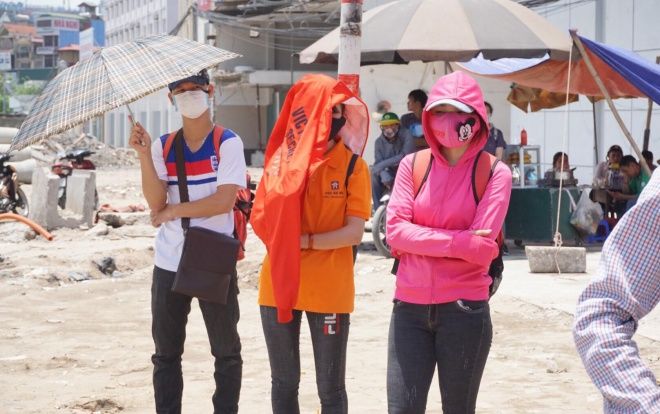 Người Hà Nội vật vã ngoài đường trong cái nắng gay gắt nhất từ đầu hè