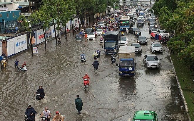 Mới mưa đầu mùa, nhiều đường ở TP.HCM ngập sâu