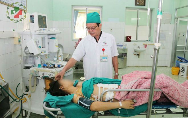 Chồng lên cơn hoang tưởng, dùng mũi tên đâm cá đâm tới tấp vào người vợ