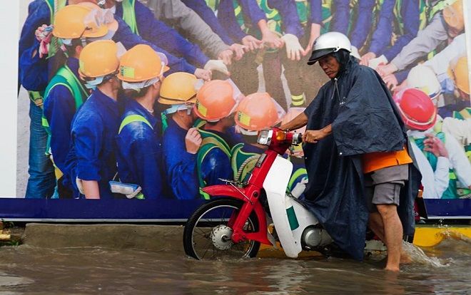 Sau giờ làm việc, người Sài Gòn khó nhọc 'lội sông' về nhà