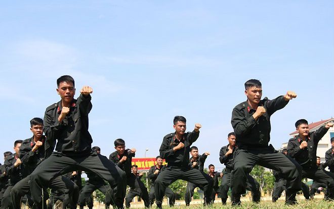 Những đòn đánh hiểm, điêu luyện của cảnh sát cơ động