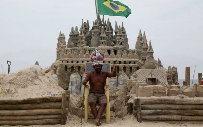 Người đàn ông sống trong lâu đài cát tự xây để tiết kiệm tiền thuê nhà