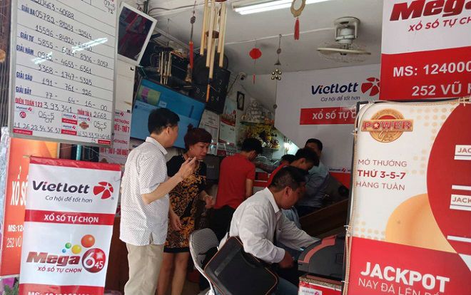 Nườm nượp đến mua vé cầu may tại đại lý Vietlott bán vé trúng gần 304 tỉ đồng