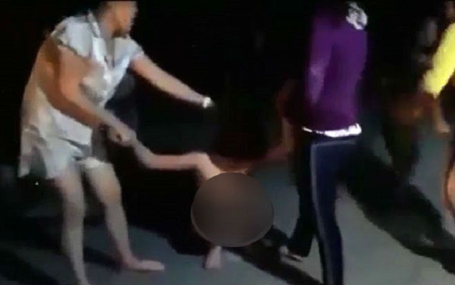 Cắt tóc đánh ghen, lột trần một phụ nữ rồi quay clip đăng facebook