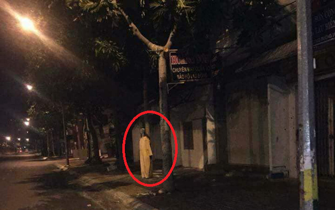 Dựng tóc gáy với 'bóng ma' mặt trắng xuất hiện lấp ló ven đường lúc nửa đêm
