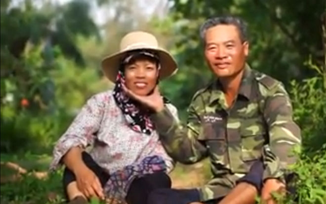 Giữa bộn bề cuộc sống, clip cặp vợ chồng trung niên chơi trò 'Halu Halu' khiến dân mạng xua tan mệt mỏi