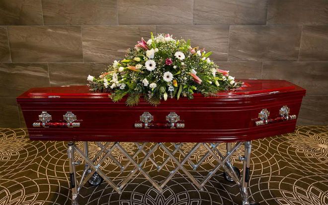 Kỳ lạ câu lạc bộ tự đóng và trang trí quan tài cho chính mình