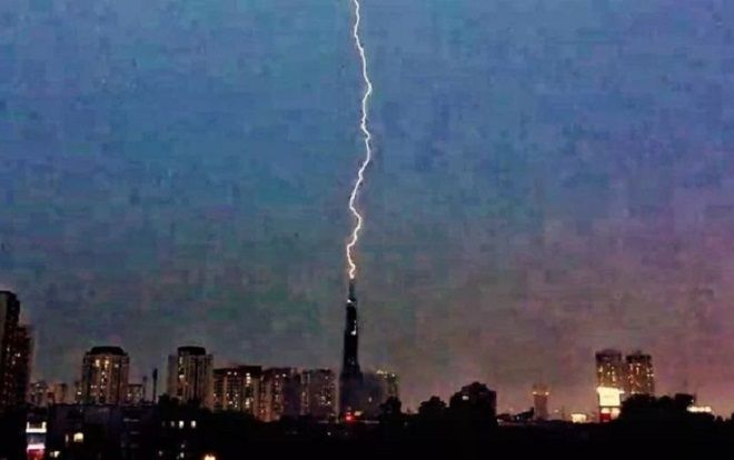 Khoảnh khắc tia sét 'xé toạc' bầu trời đánh thẳng vào tòa nhà Landmark 81