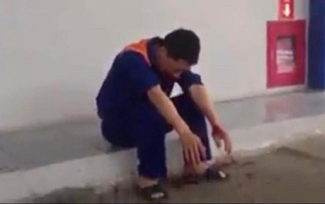 Hành hung nhân viên bán xăng đến tóe máu vì nghi ngờ bị bán thiếu